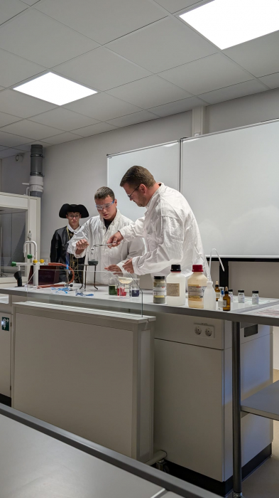 26_08_13_eroeffnung_chemiekabinett.jpeg 26_08_13_eroeffnung_chemiekabinett.jpeg
