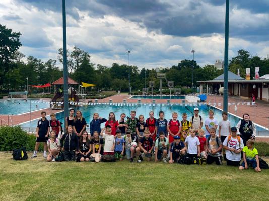 Klasse 5 im Freibad Piesteritz - Schwimmausbildung 2025