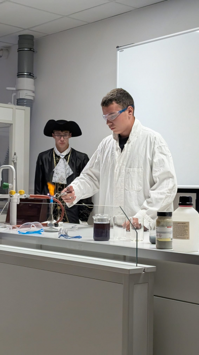 26_08_13_eroeffnung_chemiekabinett_(3).jpeg