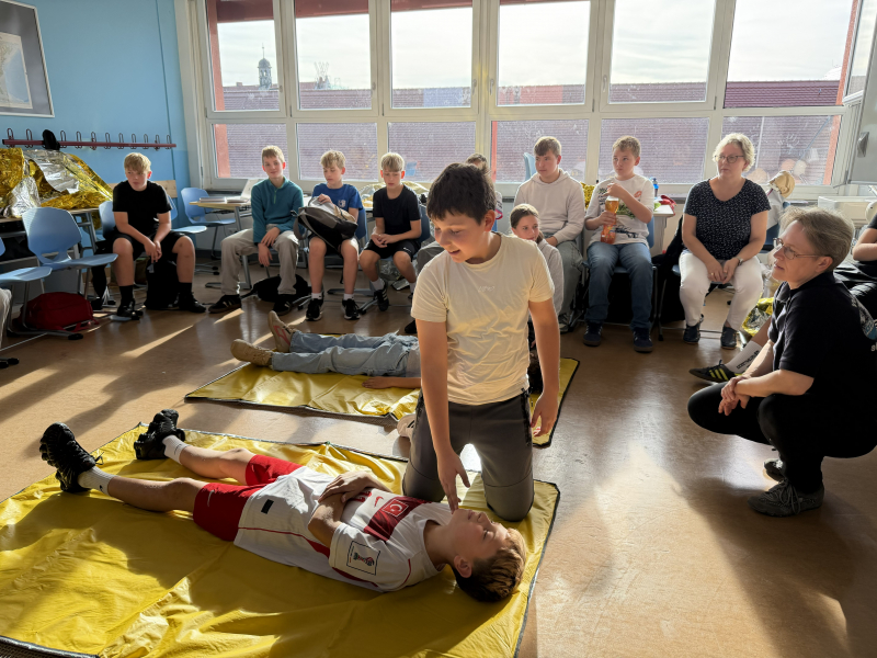 26_09_28_wiederbelebungstraining.jpg